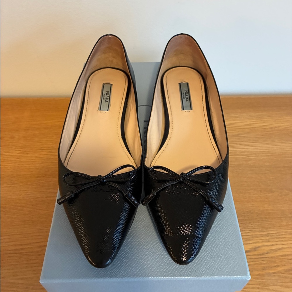 Prada Glossed Black Saffiano Flats with Bow - Picture 5 of 13